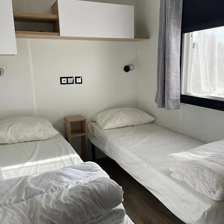 Charming 3-bedroom Mobile In Les Mathes, France Hébergement de vacances *