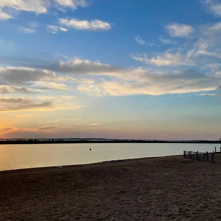 Hébergement de vacances Charming 3-bedroom Mobile In Les Mathes, France *