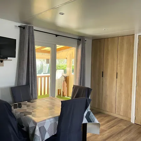 Charming 3-bedroom Mobile In Les Mathes, France Hébergement de vacances *