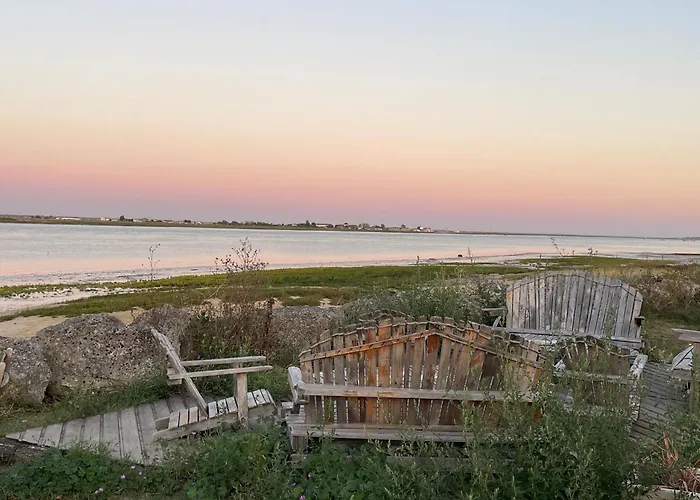 Charming 3-bedroom Mobile In Les Mathes, France