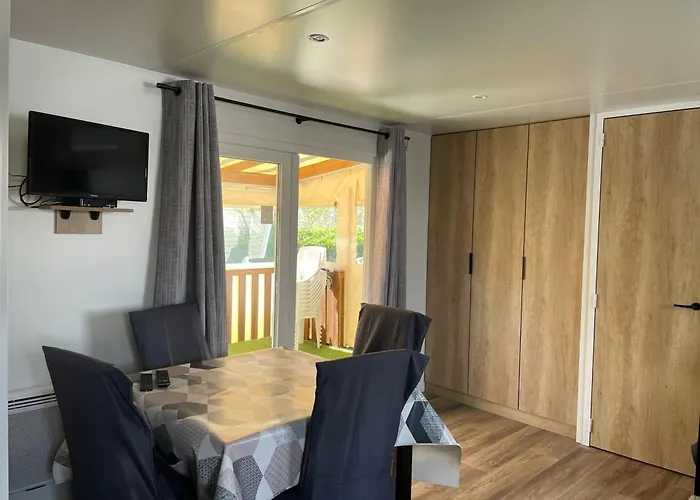 Charming 3-bedroom Mobile In Les Mathes, France Semesterbostad *